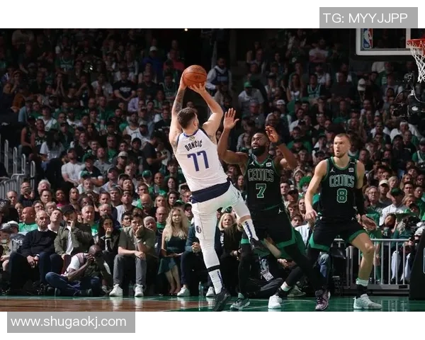 独行侠与凯尔特人强强对话 精彩对决引爆篮球激情